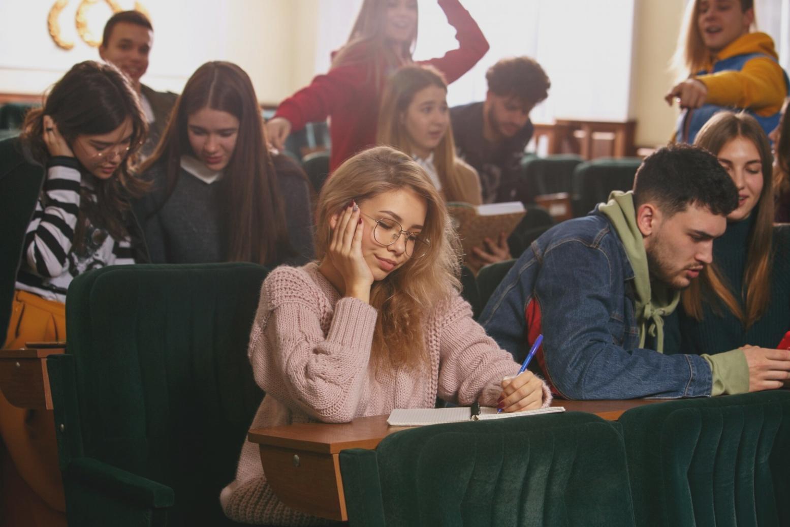 Profesional trabajando con análisis financiero en múltiples pantallas